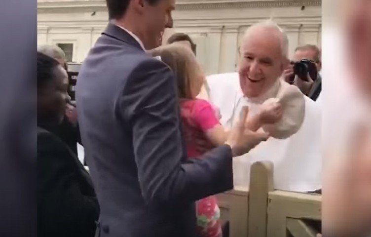 Η τρίχρονη που… έκλεψε το καπελάκι του Πάπα